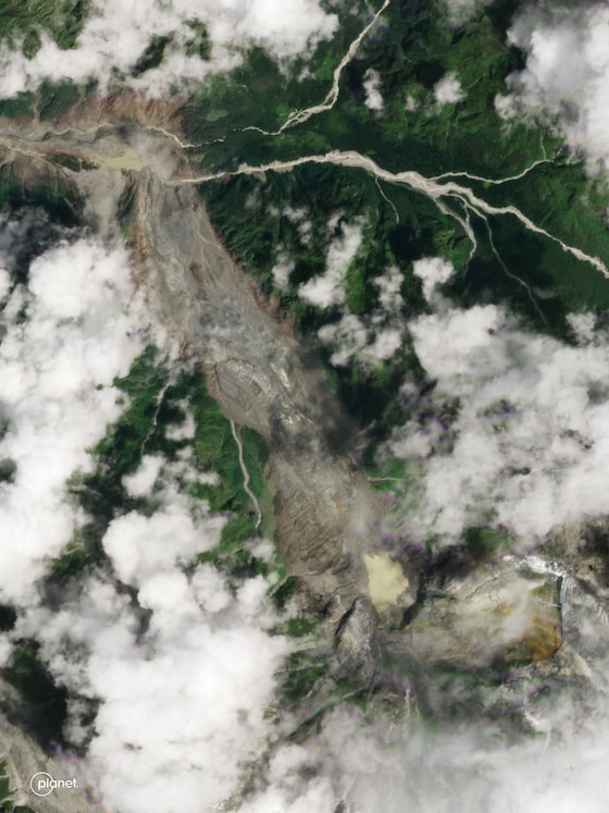 La trace laissée par l'effondrement du glacier responsable de la catastrophe, vue depuis un satellite le 29 août 2026.