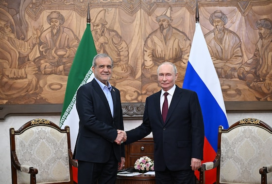 Massoud Pezeshkian et Vladimir Poutine