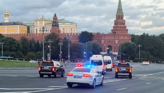 Un cortège de véhicules, supposé transporter Steve Witkoff, l'envoyé spécial du président américain Donald Trump, ainsi que son gendre Jared Kushner, attendus pour rencontrer le président russe Vladimir Poutine, entre au Kremlin à Moscou (Russie), le 5 septembre 2026, dans cette image extraite d'une vidéo.