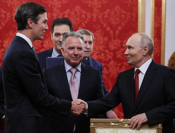 Le président russe Vladimir Poutine serre la main de Jared Kushner, gendre du président américain Donald Trump, tandis que l'envoyé spécial américain Steve Witkoff se tient à ses côtés lors d'une rencontre au Kremlin, à Moscou (Russie), le 5 septembre 2026.