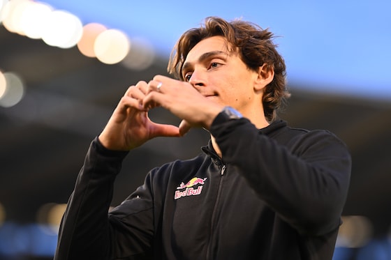 Armand Duplantis s'est excusé auprès des spectateurs après avoir déclaré forfait pour une blessure à la cuisse.