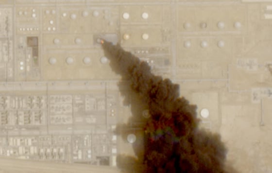 PHOTO D'ARCHIVE : Une image satellite montre un panache de fumée s'élevant d'une installation pétrolière à Jizan, dans la province de Jazan, en Arabie saoudite, le 26 juillet 2026.