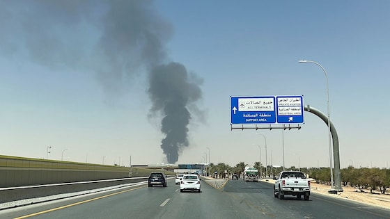 De la fumée s'élève du dépôt de carburant de l'aéroport international King Khalid, au lendemain de frappes menées par les rebelles houthis, à Ryad, en Arabie saoudite, le 19 septembre 2026