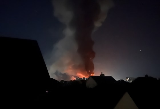 Des flammes et de la fumée s'élèvent sur le site d'une frappe de drone russe, dans le cadre de l'attaque menée par la Russie contre l'Ukraine, dans la région de Kiev, en Ukraine, le 19 septembre 2026.