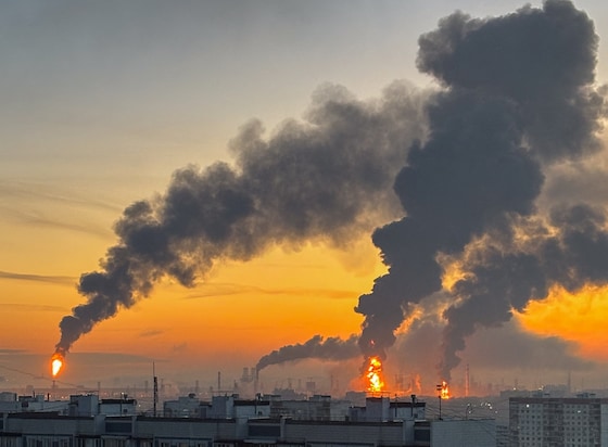 Des panaches de fumée s'élèvent des incendies (à droite) dans une raffinerie de pétrole après ce que les autorités présentent comme une frappe de drone ukrainien dans le cadre du conflit entre la Russie et l'Ukraine, à Moscou (Russie), le 20 septembre 2026.