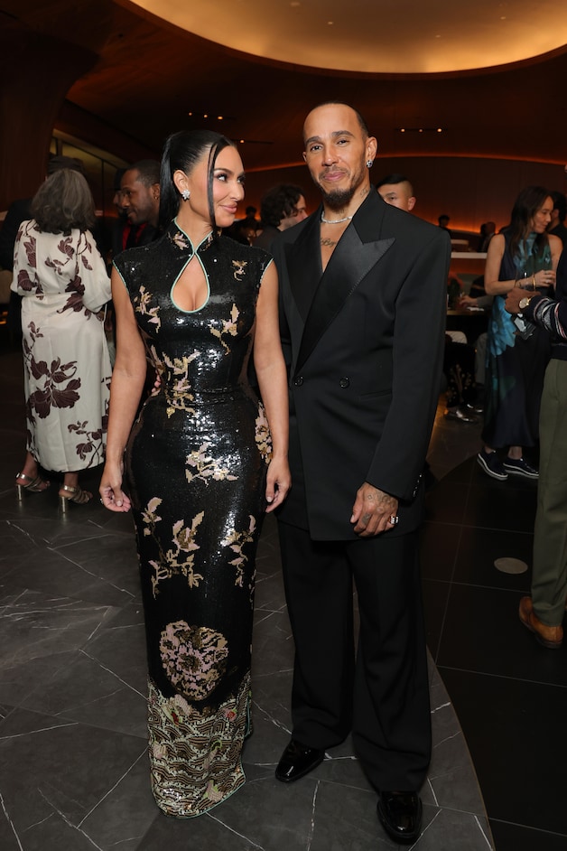 Baisers et regards amoureux: Kim Kardashian et Lewis Hamilton ne se ...