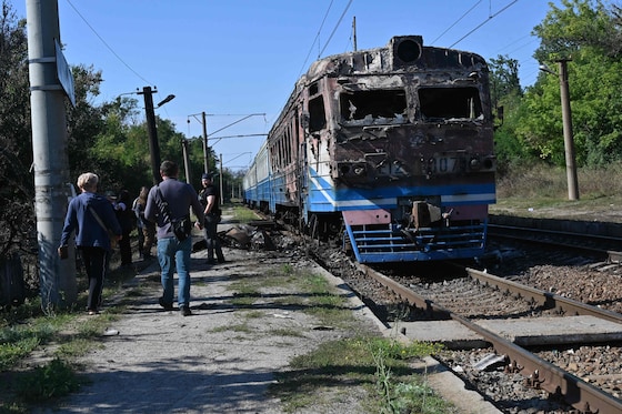 Un train touché par un drone russe, le 18 septembre 2026 dans la région de Kharkiv.