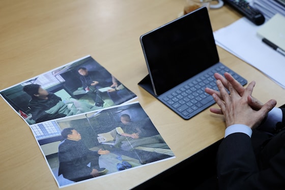 Des images montrant les deux Nord-Coréens transférés par l'Ukraine.