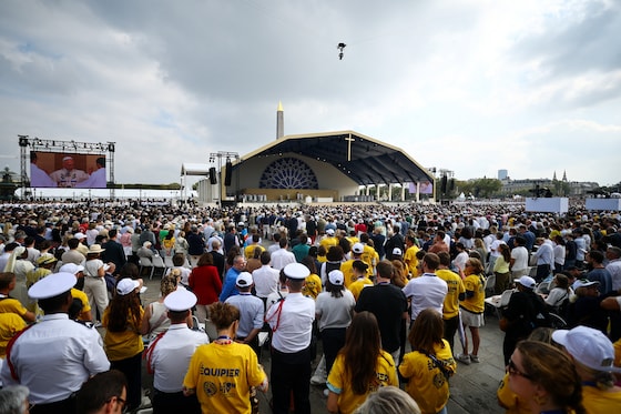 700.000 personnes se sont installées jusqu'à l'avenue de la Grande Armée, au-delà de l'Arc de Triomphe, selon le Vatican.