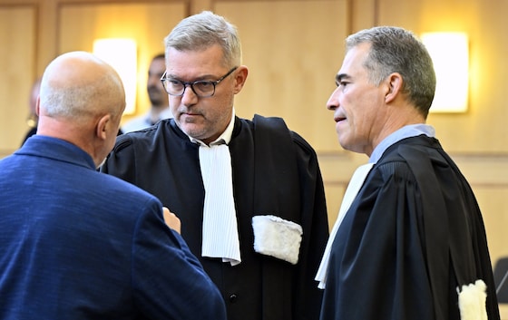 Les avocats Laurent Kennes (au centre) et Gilles Vanderbeck (à droite) le 28 septembre 2026.