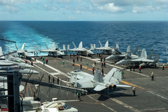 Des avions militaires stationnés sur le pont d'envol du porte-avions USS Theodore Roosevelt, le 4 juillet 2024.