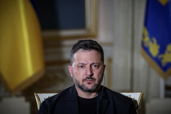 Le président ukrainien Volodymyr Zelenskiy s'exprimant lors d'une interview accordée à Reuters, à Kiev, le 2 octobre 2026.