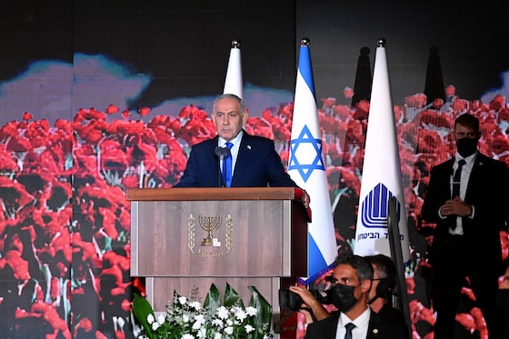 Le Premier ministre israélien Benjamin Netanyahu  lors d'une cérémonie commémorative officielle organisée au mont Herzl à Jérusalem, le 5 octobre 2026, pour marquer le troisième anniversaire de l'attaque du Hamas du 7 octobre 2023.