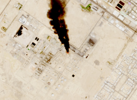 De la fumée s'élève du site de la raffinerie de Saudi Aramco après des attaques revendiquées par les Houthis, au sud de Riyad, en Arabie saoudite, sur cette image satellite diffusée le 3 octobre 2026.