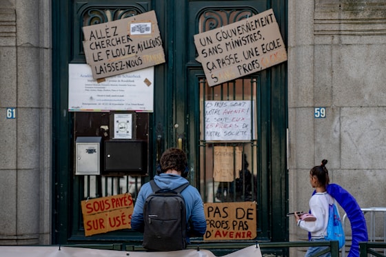 Des pancartes accrochées devant l'athénée Fernand Blum de Bruxelles, le 7 octobre 2026.