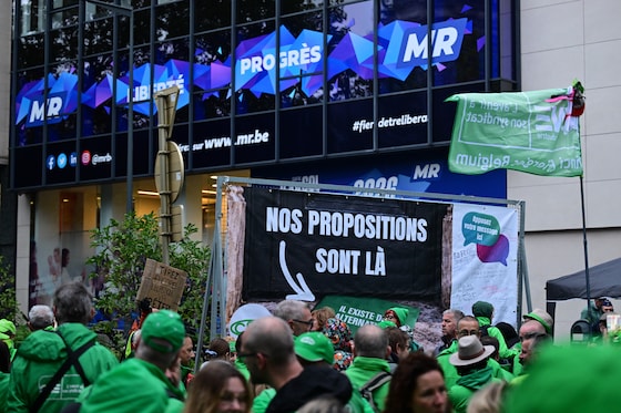 Les militants devant le siège du MR.