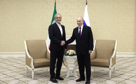 Le président iranien Massoud Pezeshkian et le président russe Vladimir Poutine, le 8 octobre 2026.