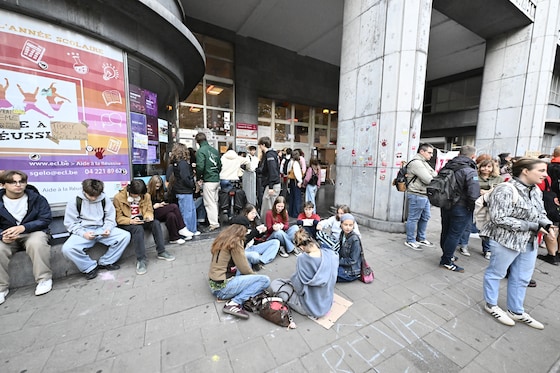 Des élèves manifestant devant l'athénée communal Léonie de Waha à Liège, le 7 octobre 2026.