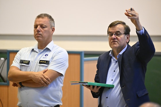 Le bourgmestre de Liège, Willy Demeyer, et le chef de corps de la police, Jean-Marc Demelenne, le 7 octobre 2026.