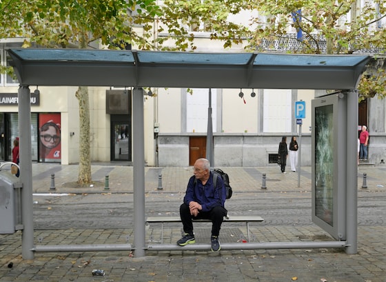 Un abribus détruit sur la place de la République française, à Liège, le 7 octobre 2026.