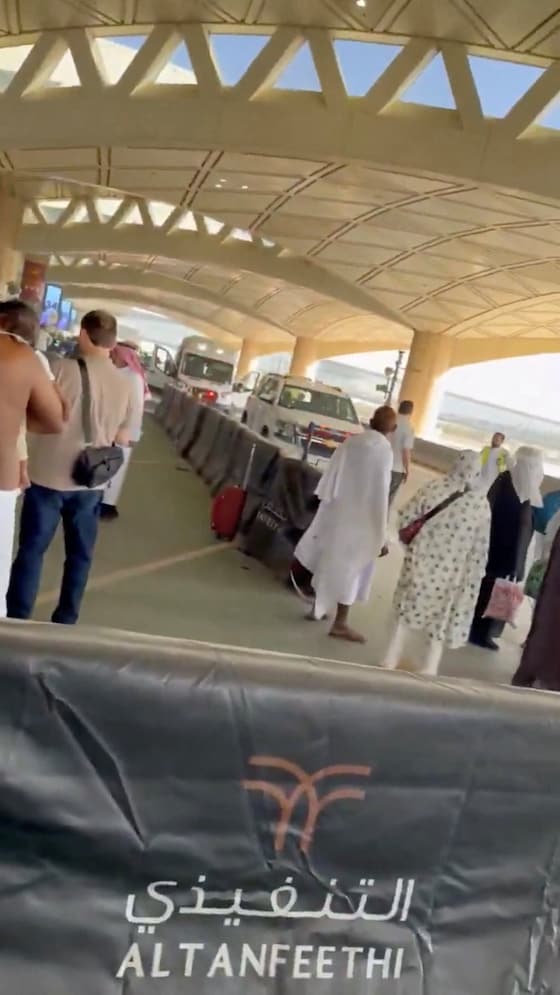 Une ambulance est stationnée devant l'aéroport international King Khalid après que plusieurs personnes ont été blessées lors d'une attaque contre l'aéroport, qui a entraîné la suspension des opérations, selon l'autorité saoudienne de l'aviation civile, à Riyad.