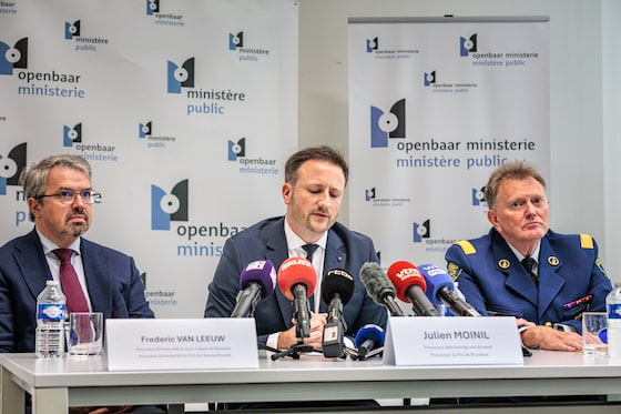 De gauche à droite: Frédéric Van Leeuw, procureur général de Bruxelles, Julien Moinil, procureur du Roi de Bruxelles, et Michel Goovaerts, chef de corps de la police bruxelloise, lors de la conférence de presse qui s'est tenue ce mardi.
