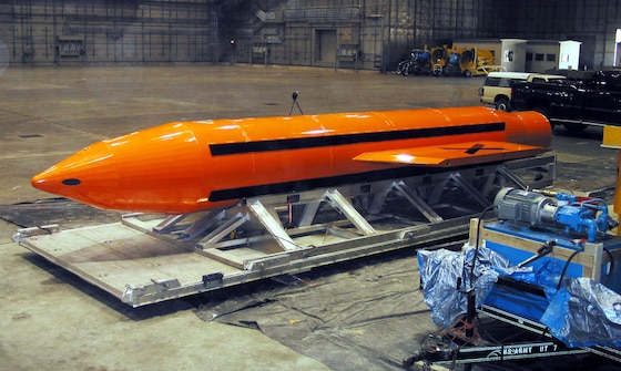 Cette photo diffusée par le département américain de la Défense (DoD) montre la bombe Massive Ordnance Air Blast (MOAB), photographiée le 11 mars 2003 sur la base aérienne d'Eglin, en Floride.