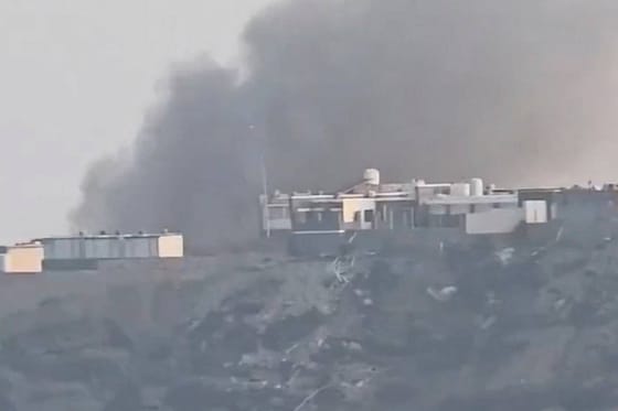 Le palais présidentiel du gouvernement yéménite reconnu bombardé à Aden, 15 octobre