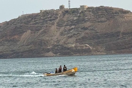 Vue sur les collines du palais présidentiel d'Aden (archives, 20 août 2024)