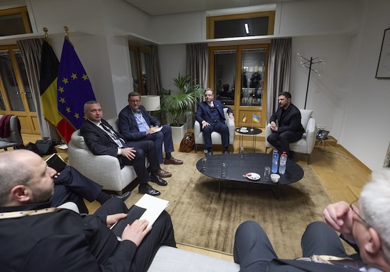 Le Premier ministre Bart De Wever et le président ukrainien Volodymyr Zelensky, le 15 octobre 2026 à Bruxelles.