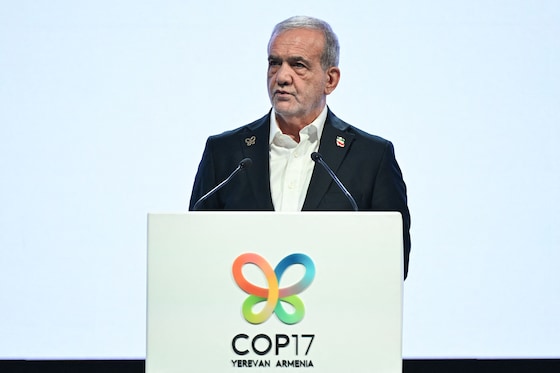 Le président iranien Massoud Pezeshkian, le 16 octobre 2026 à Erevan.