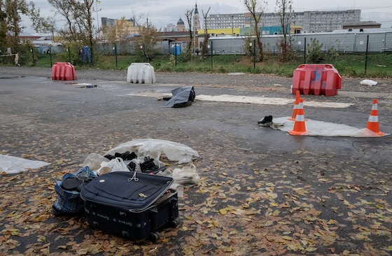 Des affaires personnelles retrouvées à proximité de personnes tuées par une frappe russe à Kharkiv, le 16 octobre 2026.