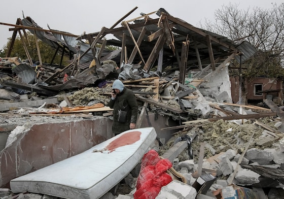 Un homme parmi les ruines de la maison de ses parents, à Dnipro, le 15 octobre 2026.
