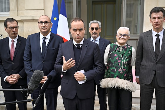 Sébastien Lecornu entouré de plusieurs de ses ministres après la cellule de crise interministérielle, ce lundi.