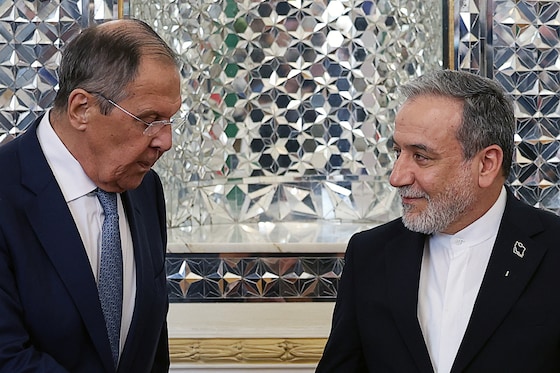 Sergueï Lavrov avec son homologue iranien Abbas Araghchi.