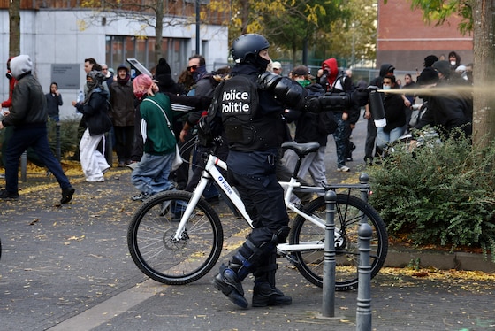 Un policier utilisant du gaz poivre à Bruxelles le 24 octobre 2026.
