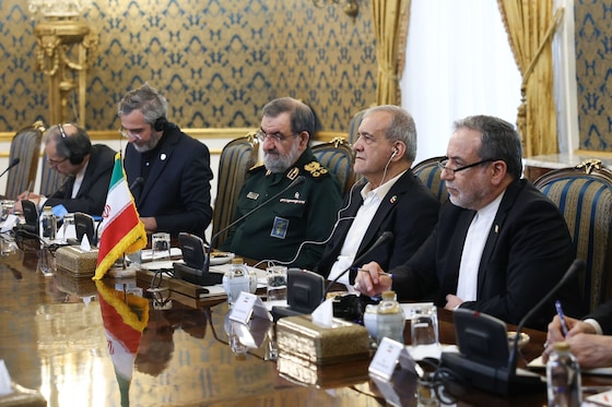 Le président iranien Massoud Pezeshkian (deuxième à droite) et le ministre des Affaires étrangères Abbas Araghchi (à droite)