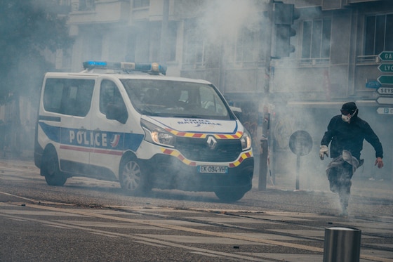 Une voiture de police à Grenoble lors des manifestations du 24 octobre 2026.