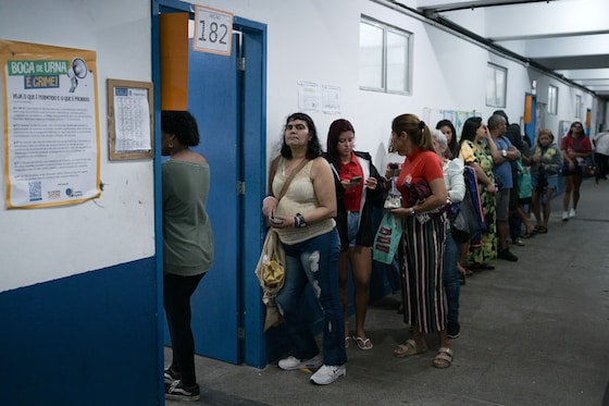 Des électeurs font la queue devant un bureau de vote dans la favela de Rocinha, à Rio de Janeiro (Brésil), lors du second tour de l'élection présidentielle, le 25 octobre 2026.