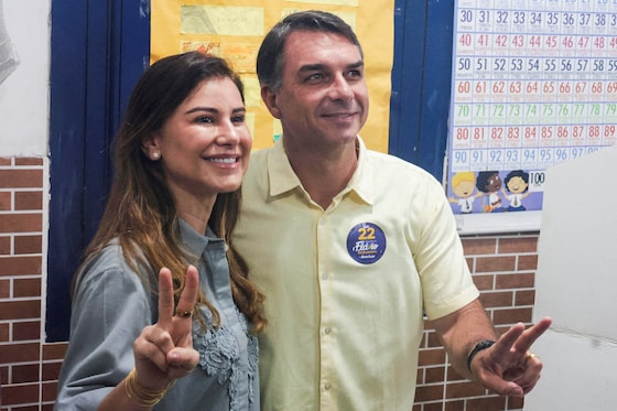 Le candidat à l'élection présidentielle brésilienne Flavio Bolsonaro, du Parti libéral (PL), et son épouse Fernanda Bolsonaro saluent à leur arrivée dans un bureau de vote lors du second tour de l'élection présidentielle, à Rio de Janeiro (Brésil), le 25 octobre 2026.