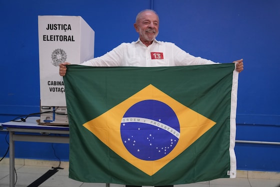 Le président Luiz Inácio Lula da Silva, candidat à sa réélection, brandit un drapeau brésilien après avoir voté au second tour de l'élection présidentielle à São Bernardo do Campo (Brésil), le dimanche 25 octobre 2026.