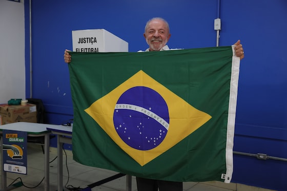Le président brésilien et candidat à sa réélection, Luiz Inacio Lula da Silva, dans un bureau de vote.