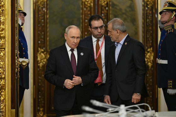 Vladimir Poutine et le président iranien Masoud Pezeshkian.