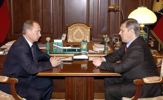 Le président russe Vladimir Poutine et son Premier ministre d'alors, Mikhaïl Kassianov (février 2004)