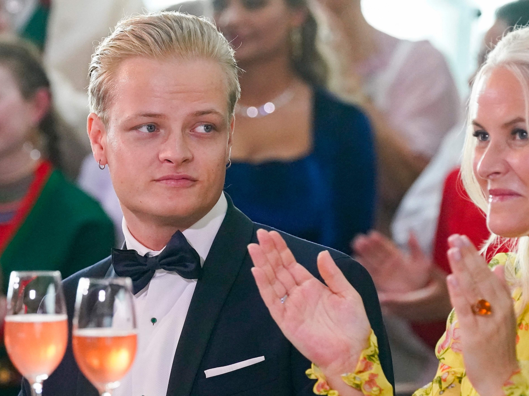 Le fils ainé de la princesse Mette-Marit inculpé pour 32 infractions, dont 4 viols