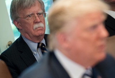 Un ex-conseiller critique envers Trump inculpé, le président réagit: “C’est un sale type”