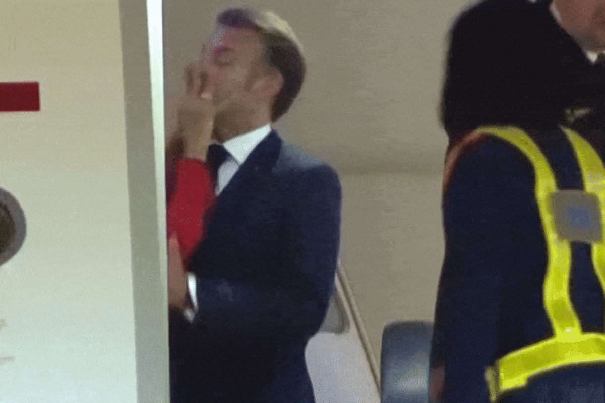 https://images.7sur7.be/ZTE5OTJkMDAzMTEwMzMyYWFjNmUvZGlvLzI1ODEwOTI1Mi9maXQtd2lkdGgvMTIwMA/macron-gif