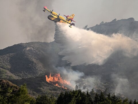 Avant/après: les images des hôtels ravagés par les flammes à Rhodes ...