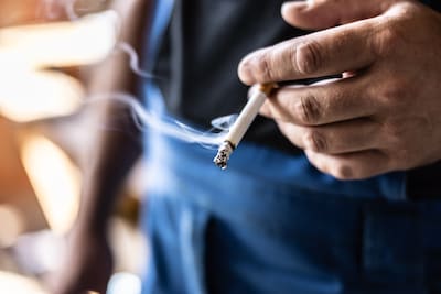 “Il n’est jamais trop tard”: pourquoi arrêter de fumer reste utile après un cancer du poumon
