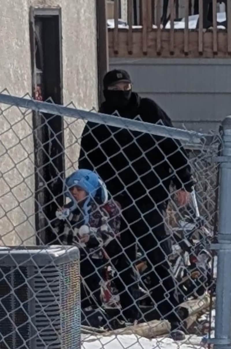 Liam Ramos avec un agent de l’ICE